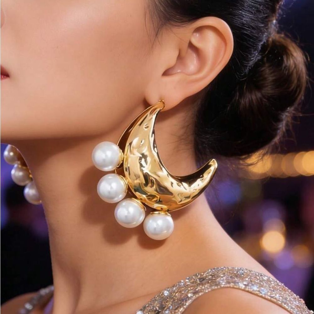 Anthropologie Gold Crescent Earrings with White Pearls
R331